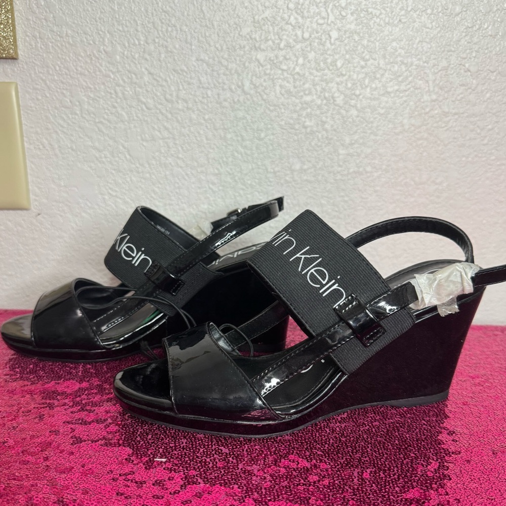 NEW 🖤 CALVIN KLEIN Black Patent Logo Elastic Wedge Sandals (Women’s Size 8) - Picture 3 of 13